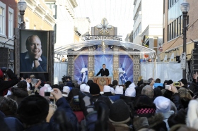 Fifteen hundred Scientologists and well-wishers from across Canada and the United States packed the street at 665 rue Saint-Joseph in the heart of the Nouvo Saint-Roch district to celebrate this new Church.