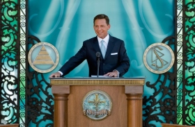 Mr. David Miscavige, the ecclesiastical leader of the Scientology religion, presided at the dedication of the Church of Scientology and Celebrity Centre of Nashville, where he said Nashville will fulfill her destiny and “write a song that will uplift every Man.”