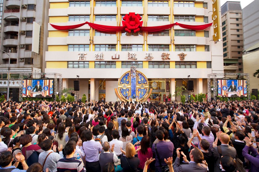 On Saturday, December 7, amidst a burst of confetti and beneath a cloud of balloons, a ribbon was cut on the new Church of Scientology Ideal Organization of Kaohsiung, Taiwan. More than 4,000 Scientologists and guests from across Asia and Oceania were joined by national and city dignitaries for the dedication ceremony.