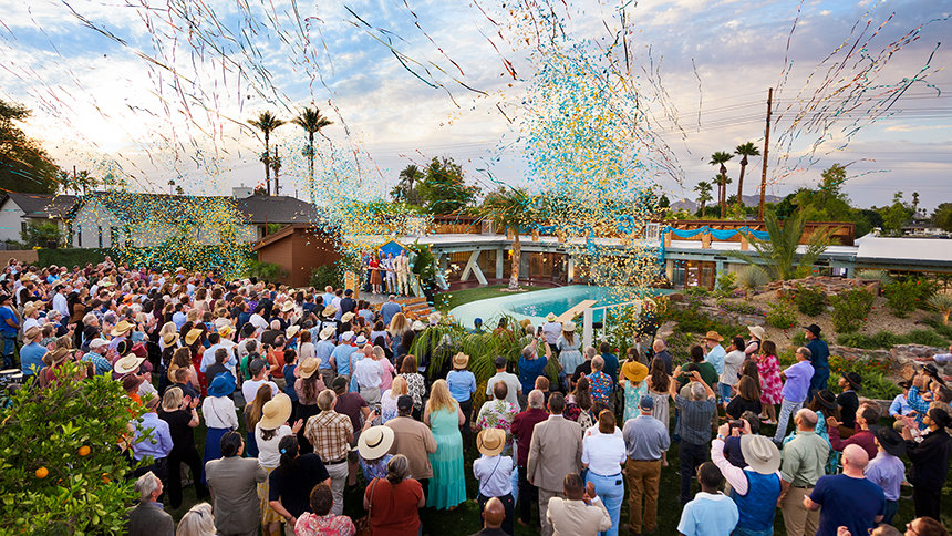 Pod zářící pouštní oblohou se hosté shromažďují, aby zasvětili místo trvale vryté do odkazu scientologie ve Phoenixu – Osborn Road, nyní historickou památku L. Rona Hubbarda.