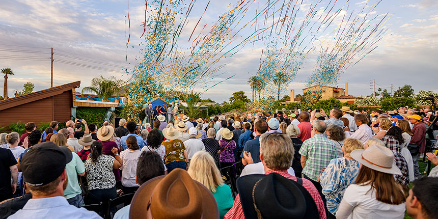 Ve Phoenixu v Arizoně se odehrává rozhodující okamžik, kdy je na adrese 4451 East Osborn Road odhalena nejnovější památka L. Rona Hubbarda – obnovená do své lesklosti z poloviny 50. let 20. století, což je přesně doba sjednocení dianetiky a scientologie.