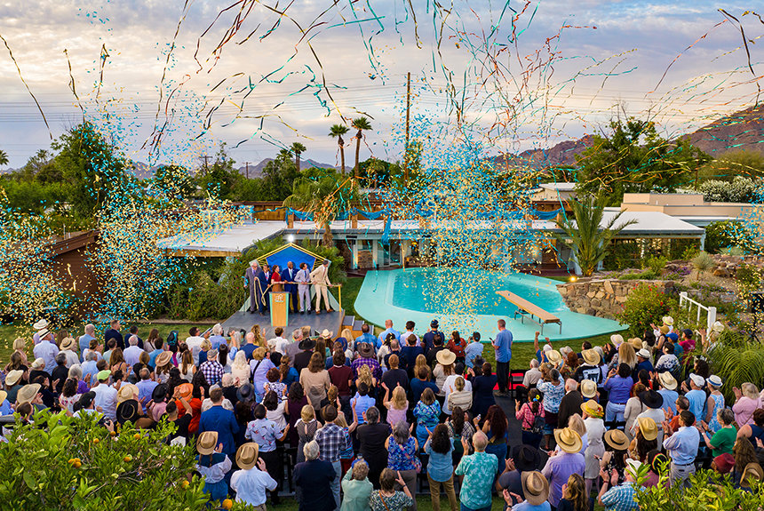 Zatímco se ozývají jásoty a oblohu prolétají stužky, místo na Osborn Road je formálně odhaleno – navždy zachováno jako místo, kde se setkaly dvě cesty a začala nová kapitola v historii scientologie.